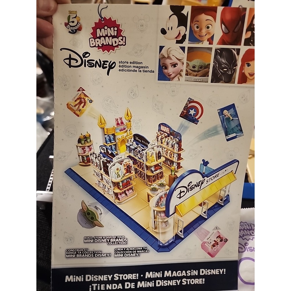 ZURU Mini Brands DISNEY STORE Playset 24+ pieces Inc 5 Mystery Minis.
